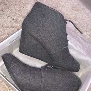Gray heel boot/ wedge